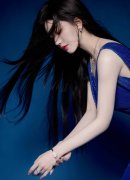 正在健身器材上c